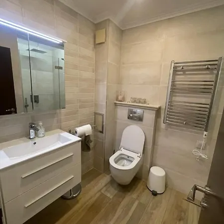 Luxury In Center 1 *