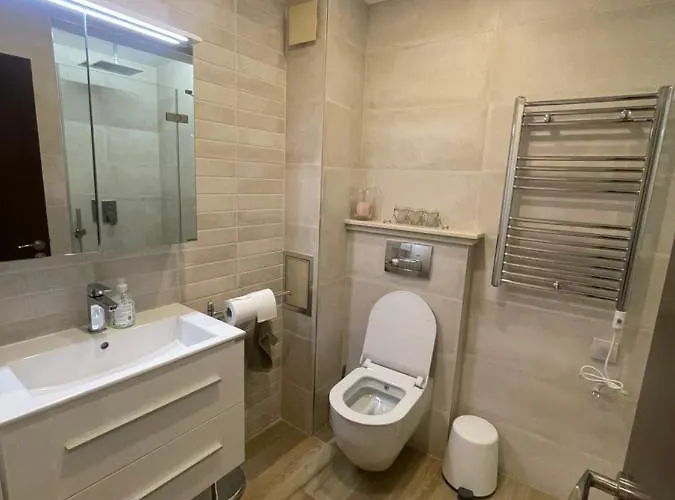 Luxury In Center 1 *